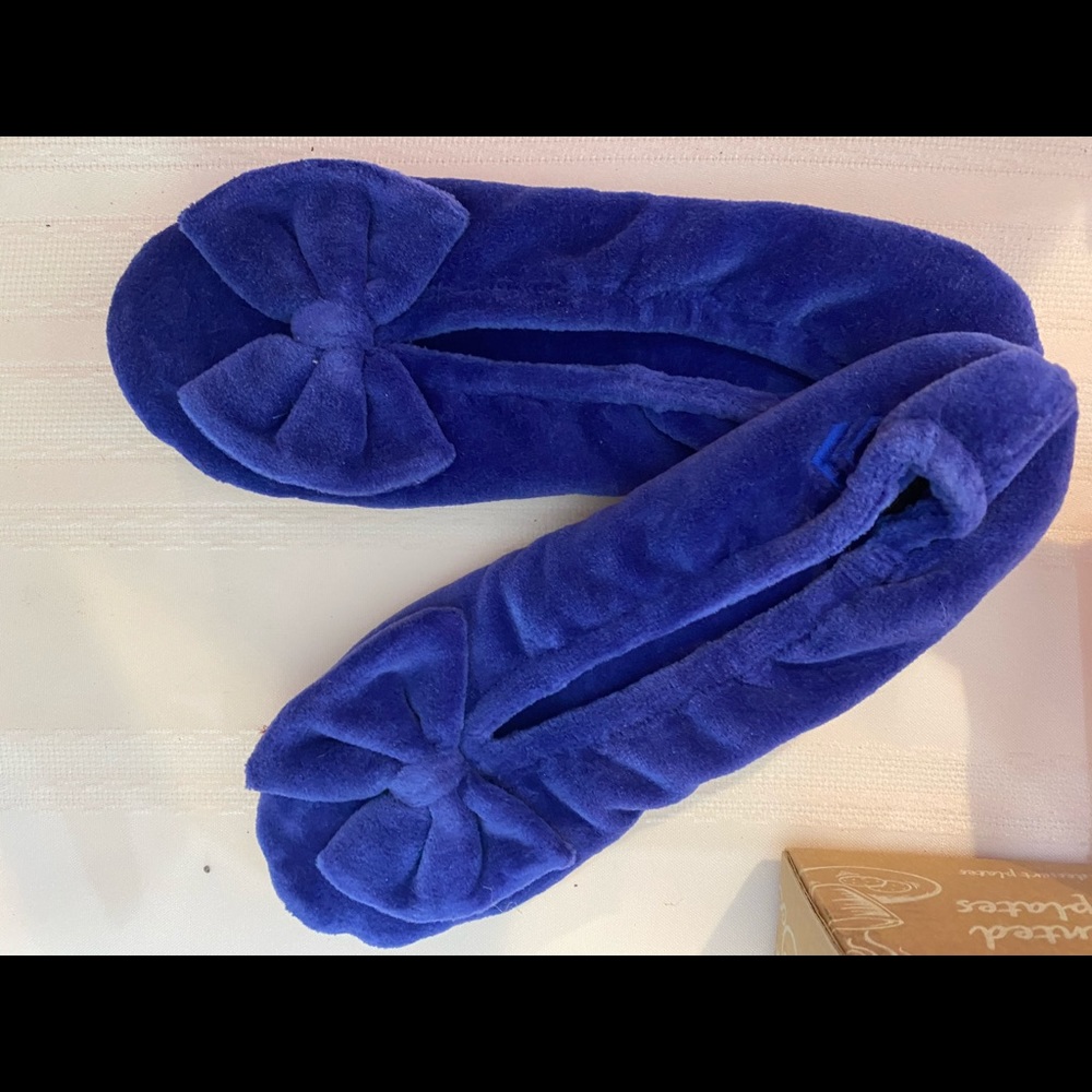 Isotoner velvet bow slippers